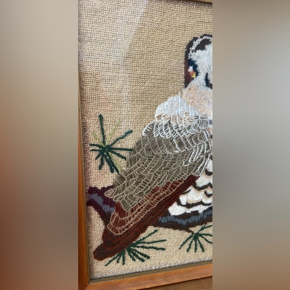 Vintage Gorgeous crewel fibre art Boho 1970s Owl framed under glass 15.5x15.5 - Picture 3 of 10